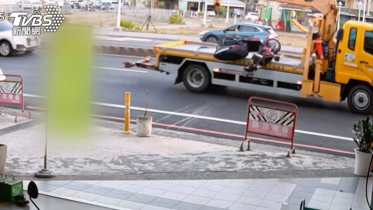 影音/拖吊車載機車「倒頭栽」摔落!警:最高可罰1萬8