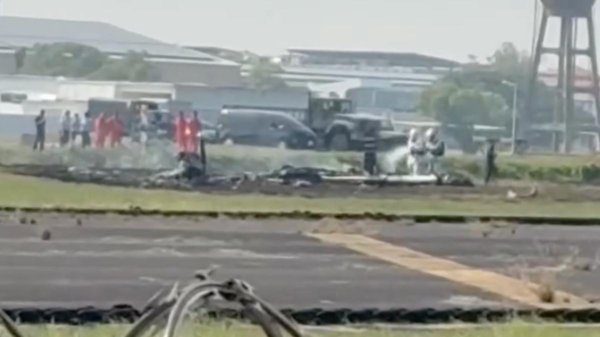 快訊/高雄岡山空軍教練機爆墜毀!2飛行員殉職 現場畫面曝