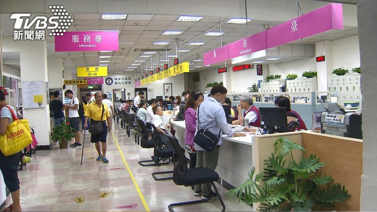 曝軍公教將調薪!銓敘部長反對定額加薪 民團喊漲這數字