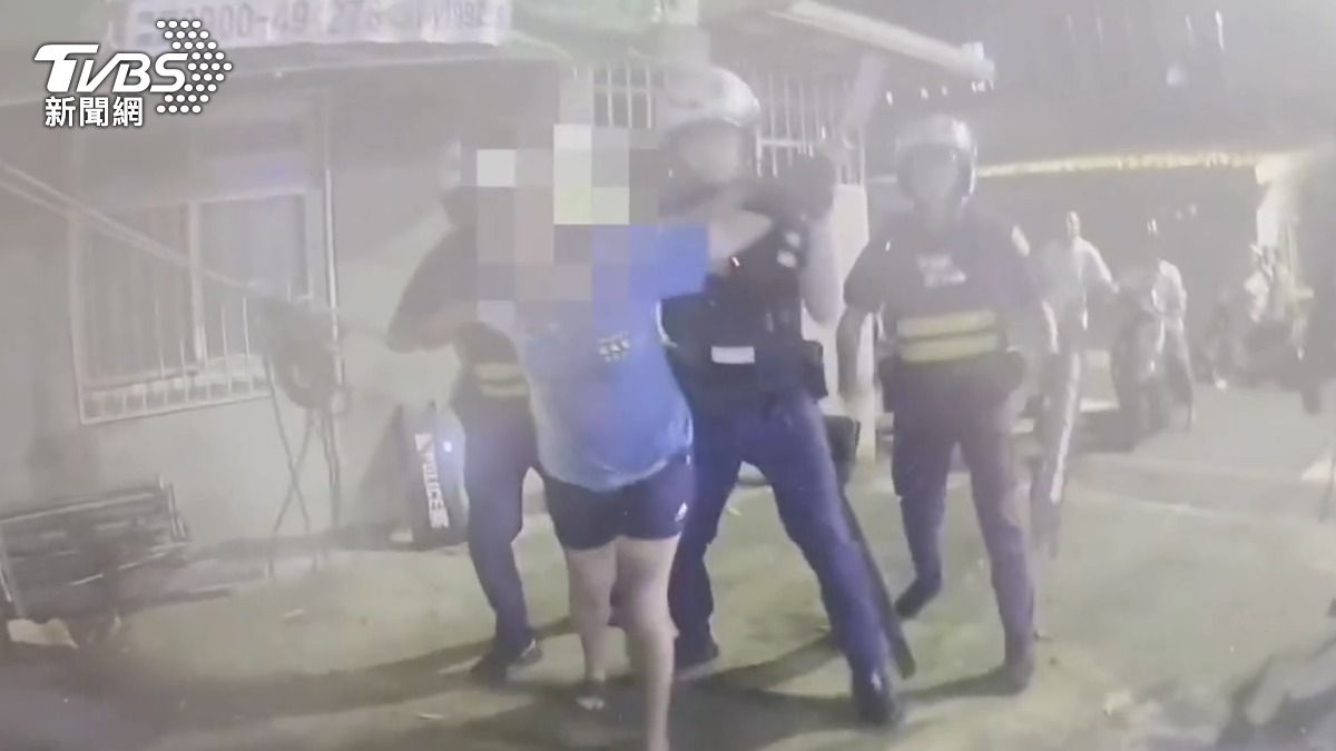 驚險!土城婦不滿土地所有權持菜刀亂揮 警持臂盾制伏送辦