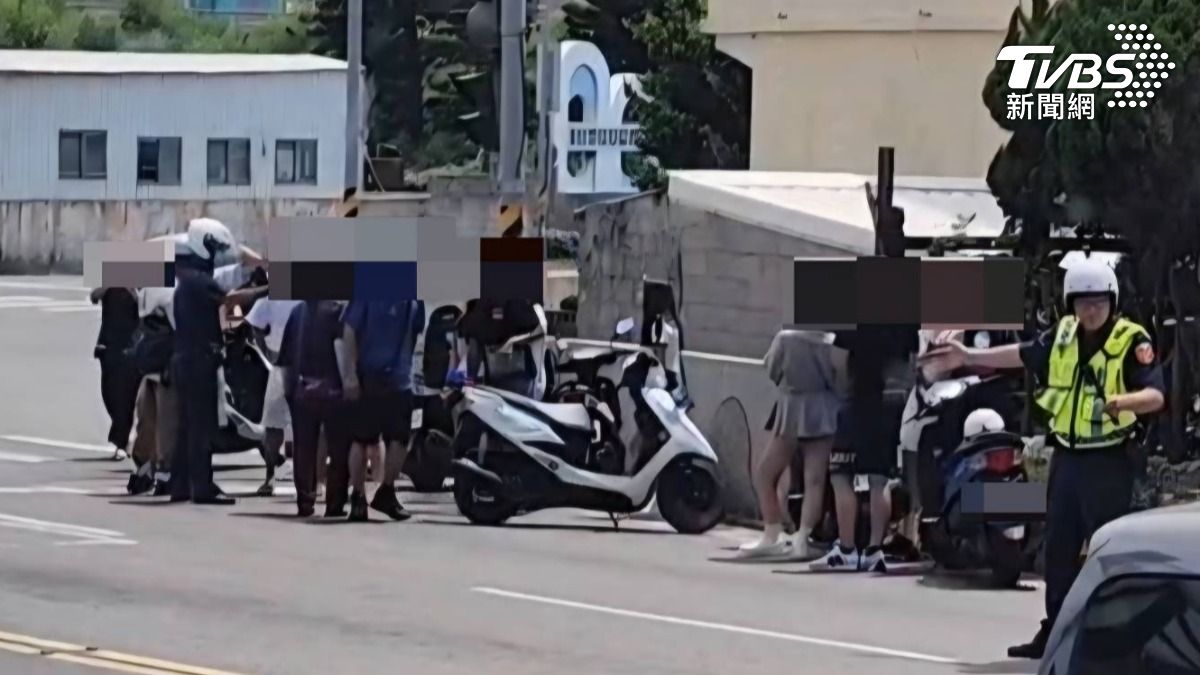 影音/跨海大橋排隊拍照爆衝突!遊客馬路上大打出手 男頸部掛彩