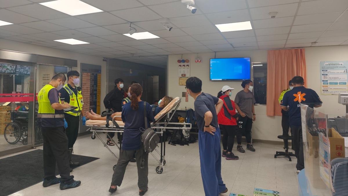 合歡山中巴翻覆意外!雨天衝破護欄 菲國旅行團16人傷送醫