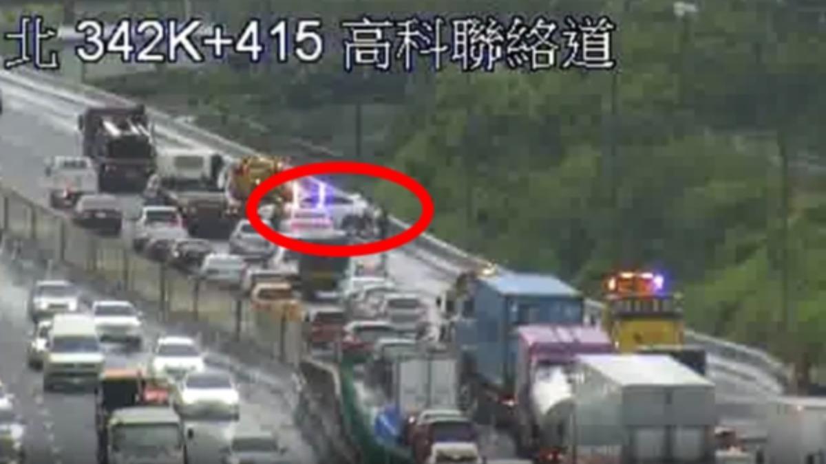 快訊/上班快改道!國道1號南下小客車猛撞護欄 車流回堵5公里