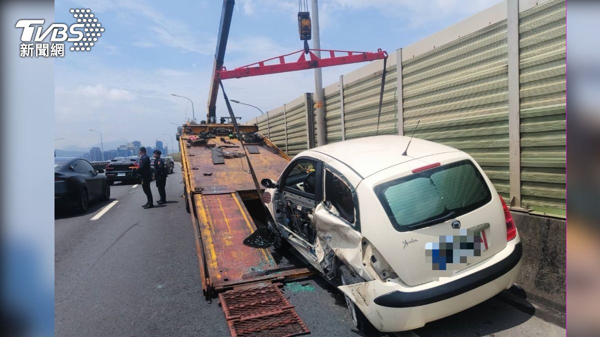 影音/悚!台65故障車「吊掛中」 駕駛閃不過 衝撞後翻滾3圈