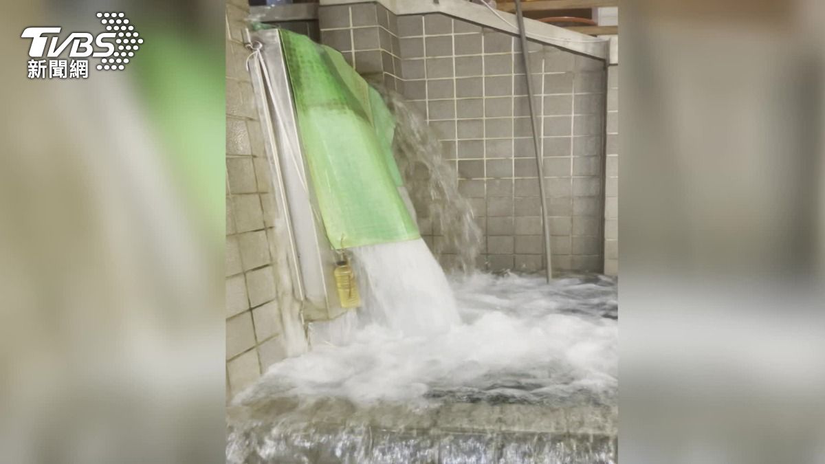 烏來泡湯遇「溫泉水瀑布」!積水快淹腳踝 顧客嚇壞不敢用吹風機