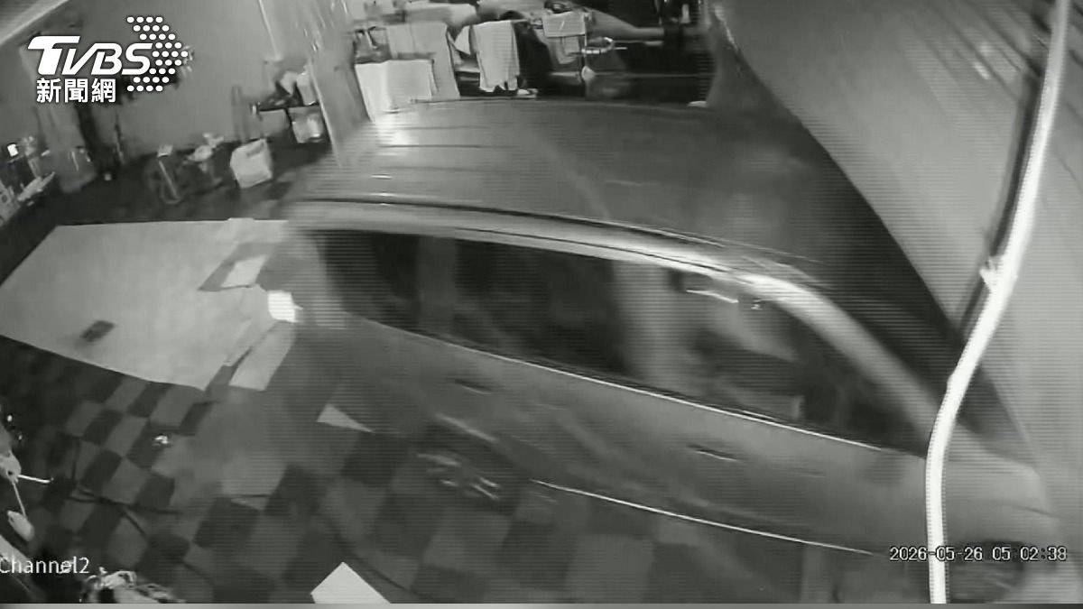 廂型車撞門2男揮棒狂砸!雲林洗車場損失30萬 嫌犯搭白牌車逃嘉義