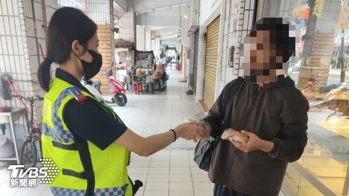 家逢變故失依靠!高雄男餓三天悲坐路旁 警「一塊麵包」重燃希望