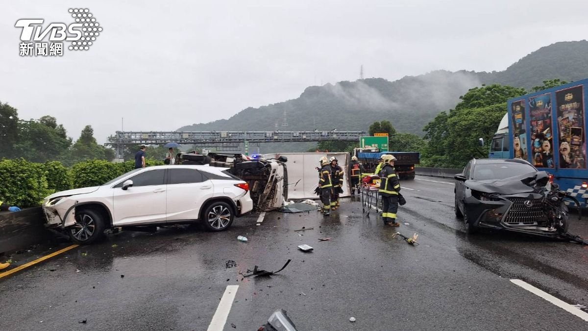 天雨路滑釀禍?國道3號鶯歌路段多車追撞 3人送醫