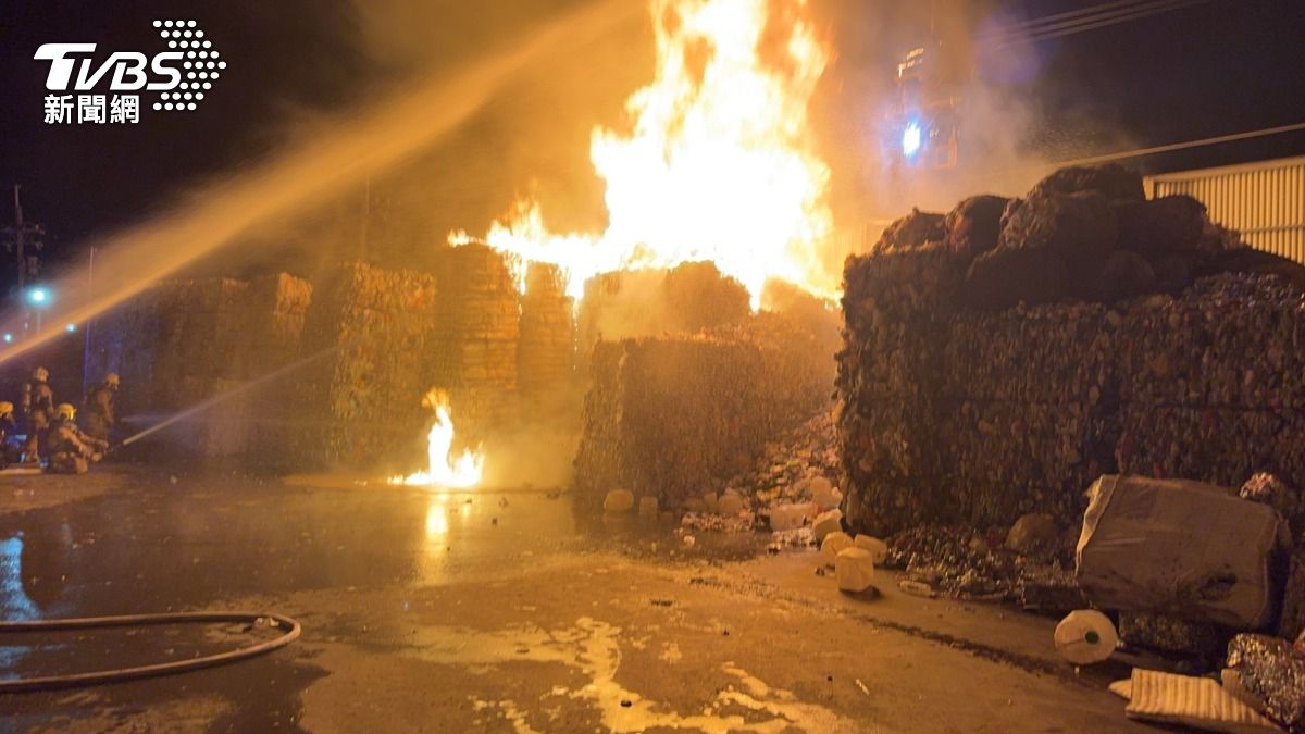 台南仁德回收場深夜火警!濃煙竄天 塑膠臭味狂飄驚醒住戶