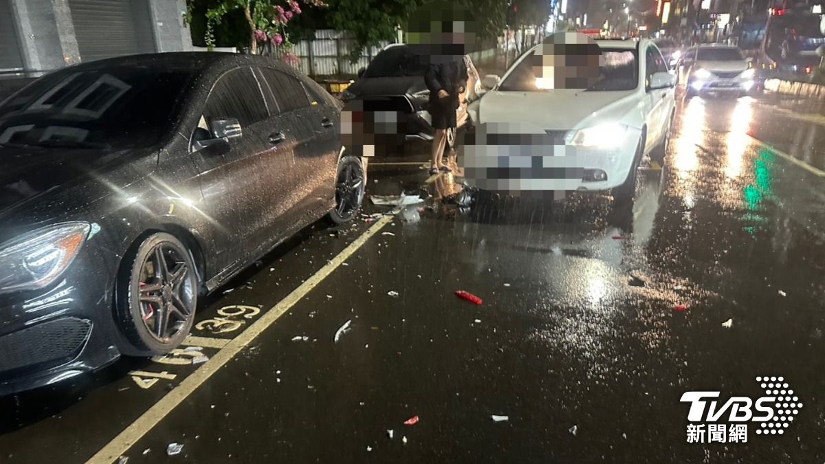 閃避前車「鬼切」失控!林口男連撞路邊3車 警調監視器釐清