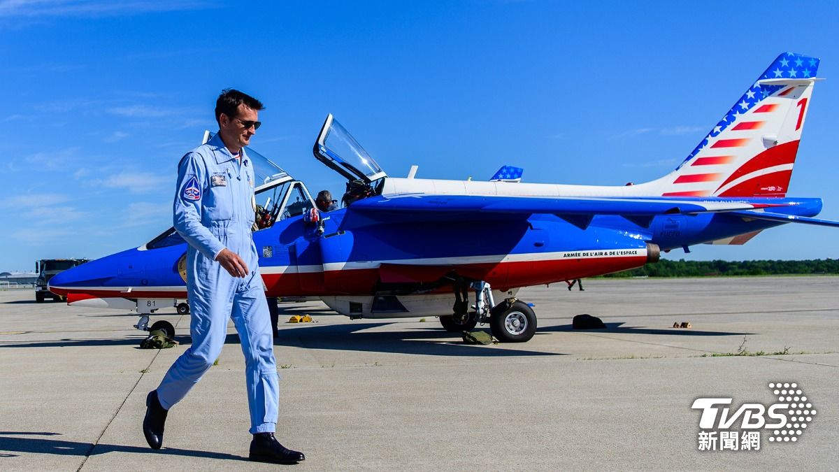 法新社報導,法國巡邏兵飛行表演隊8架艾費式噴射機飛越象徵性地標自由女神像上空。(圖/達志影像美聯社)