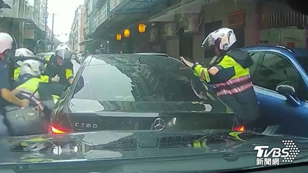 影音/毒蟲拒檢狂逃2.8公里!40警口袋戰術圍捕 搜出武士刀+大量毒