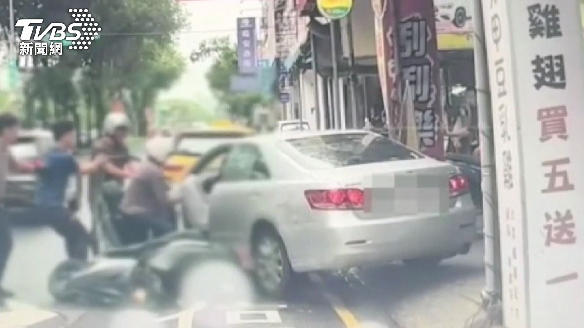 女遭詐30萬警設局「引蛇出洞」 車手踩油門撞車仍被40秒制伏