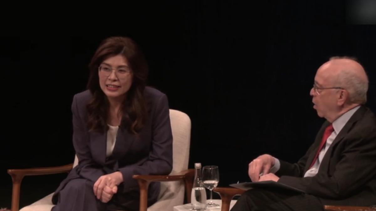 影音/鄭麗文赴美座談遭鬧場 大陸墨鏡男轟「習近平獨裁」