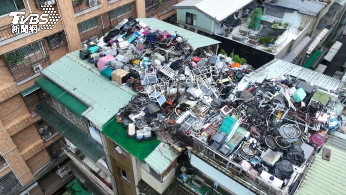 影音/新莊垃圾屋空拍視角曝光!堆垃圾10年 屋主稱為「研究核能」