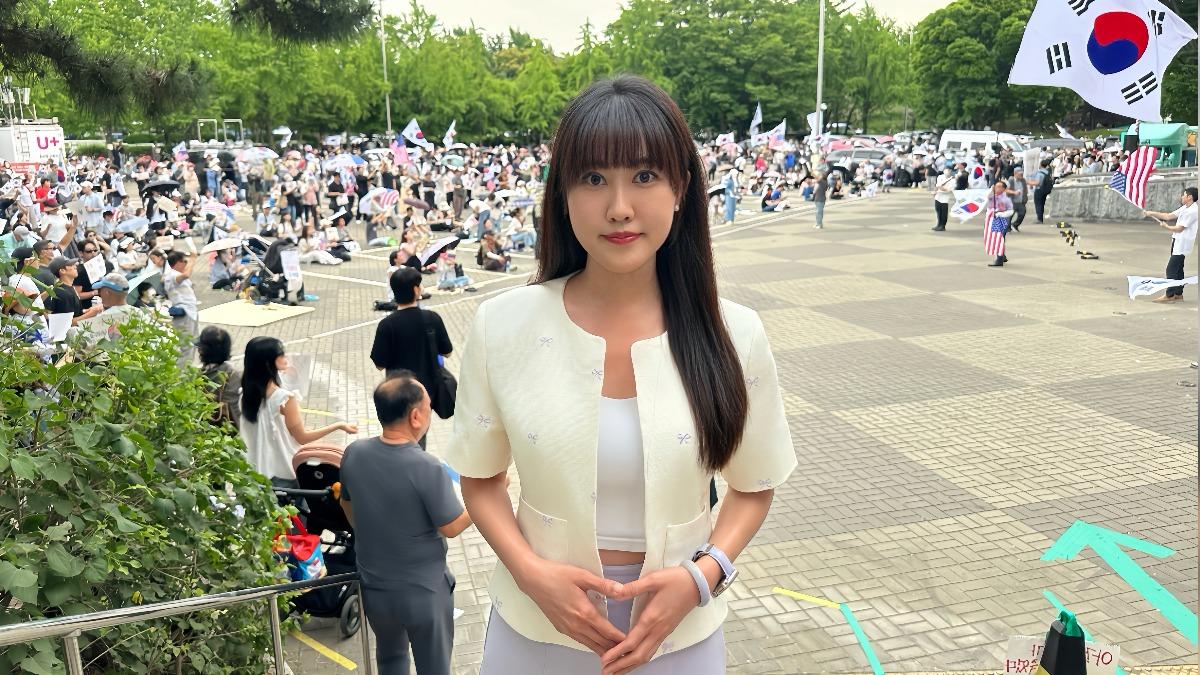 美女主播被誤認陸媒遭驅趕!直闖首爾抗議出意外 群眾一舉動救援