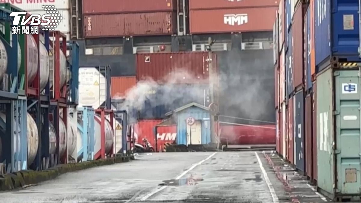 基隆港有毒氣體外洩!化學槽滲漏氯磺酸 西20碼頭封鎖堵漏