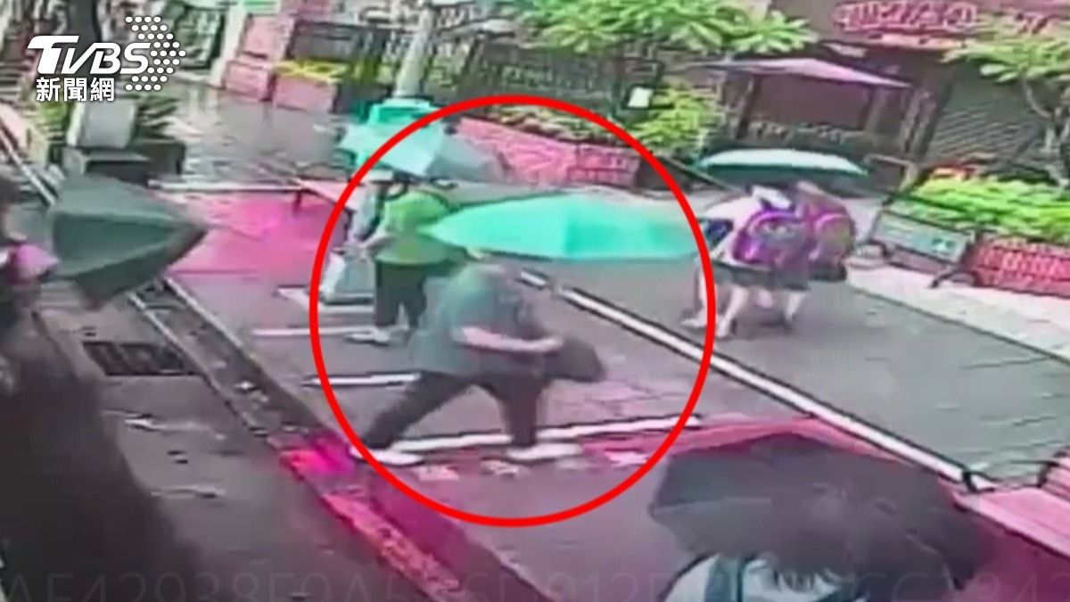 北市公車惡男「雨傘狠戳」畫面曝 女高中生遭隨機攻擊濺血