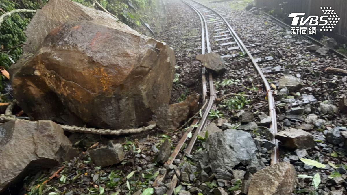 暴雨巨石崩落砸壞軌! 阿里山林鐵本線停駛急搶修