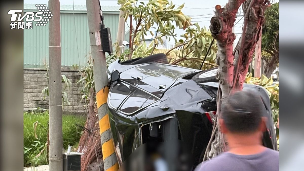 台中轎車高速自撞翻覆「2死1傷」 車內搜出整袋白色粉末