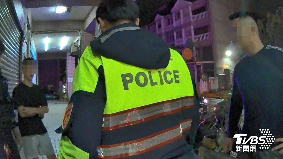 影音/口角衝突約談判!見4男陪女赴約 竟當街揮舞西瓜刀