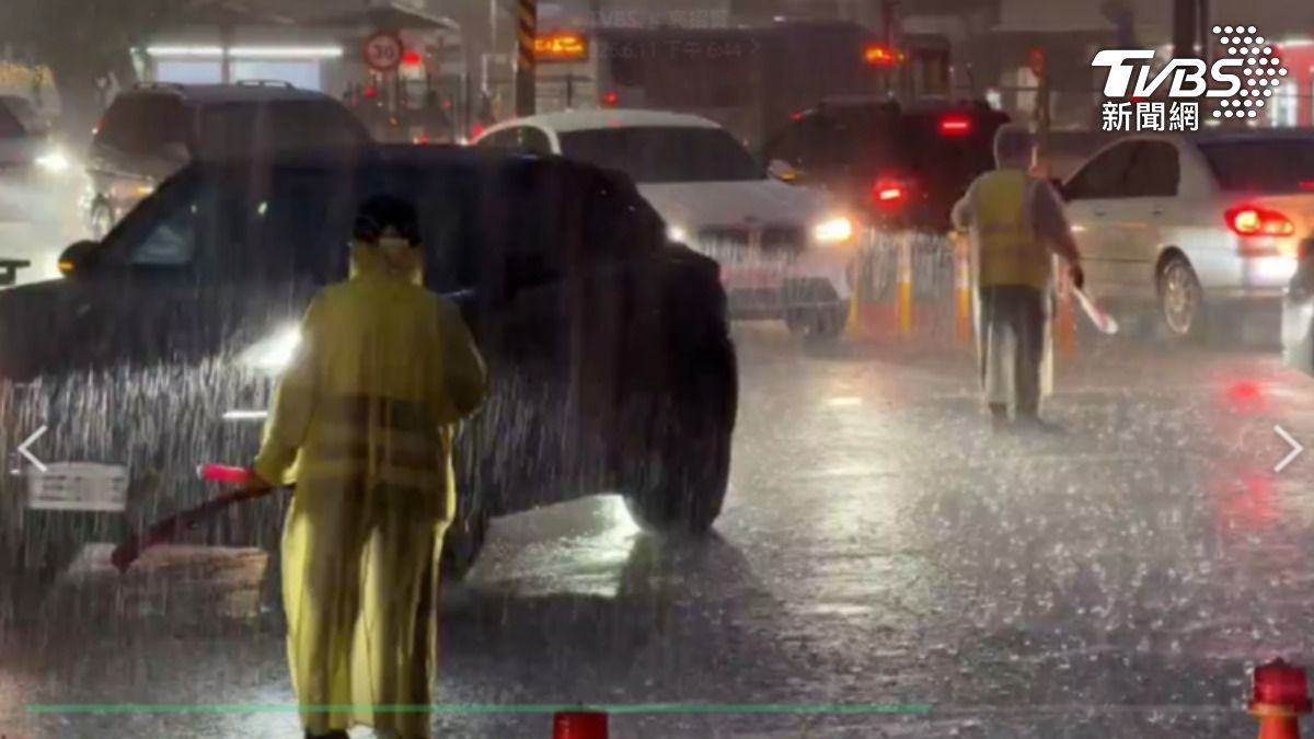 救人喔!台南時雨量破50毫米 多處路面積水民眾行程大亂