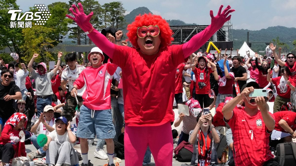 首爾再現「紅魔鬼」!光化門觀戰世足 炸雞店忙翻