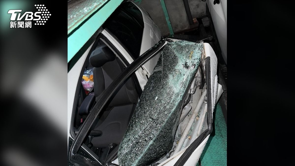 機械車位「人還沒下車」鄰居秒啟動!轎車遭壓毀 維修噴14萬