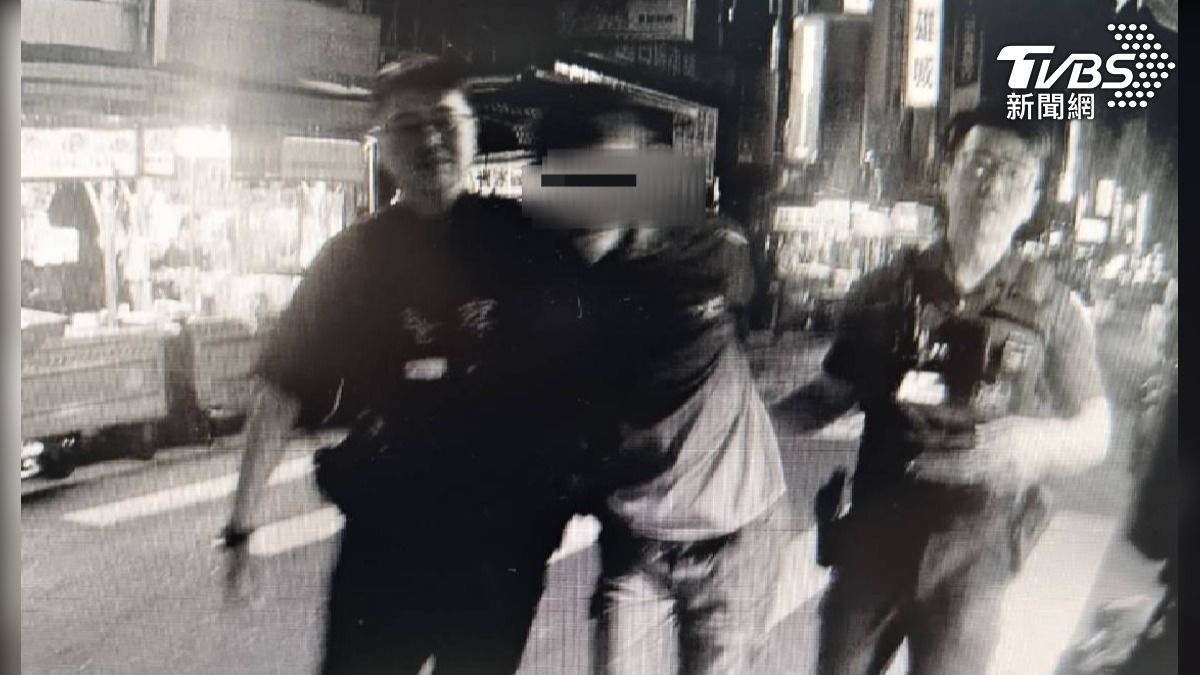 「鐵頭功」大鬧六合夜市?醉男頭撞玻璃櫃全裂 翻桌砸攤下場曝