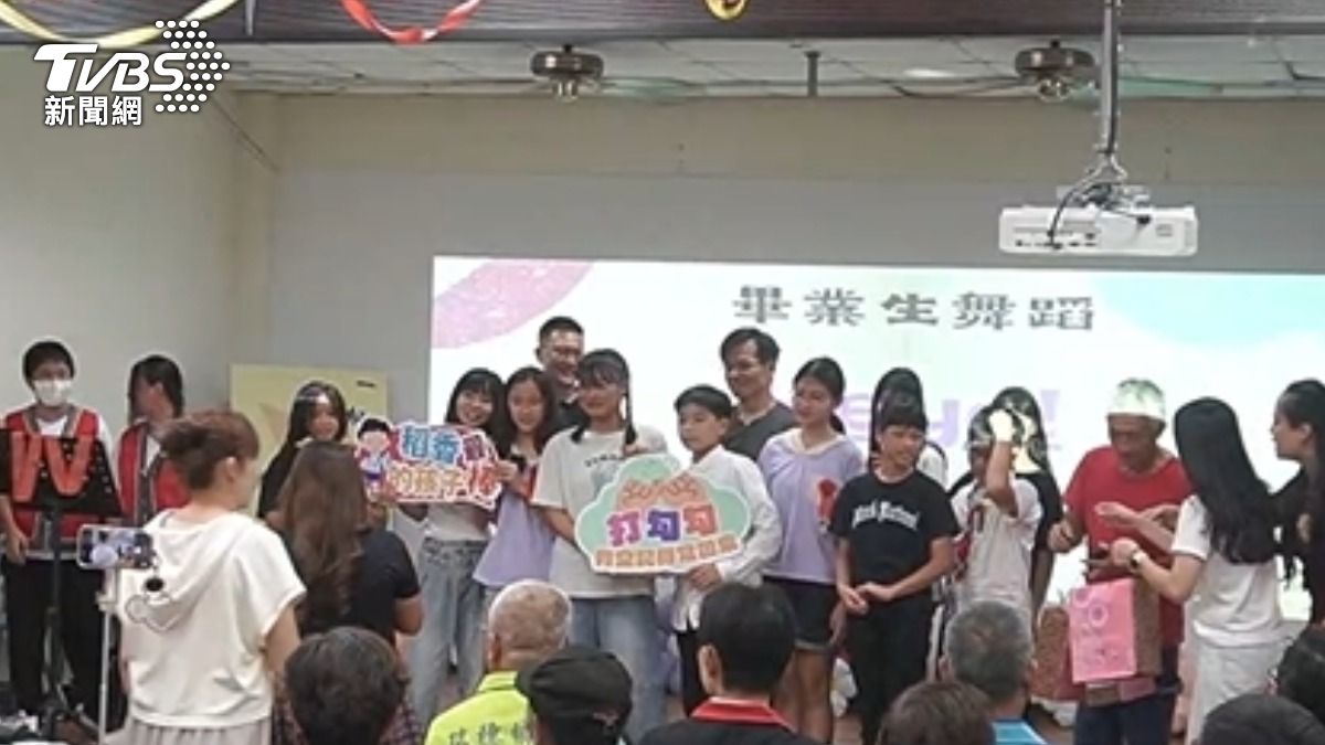 影音/花蓮偏鄉小學「一人畢典」!女孩獨攬11獎 全校師長齊聚送祝福