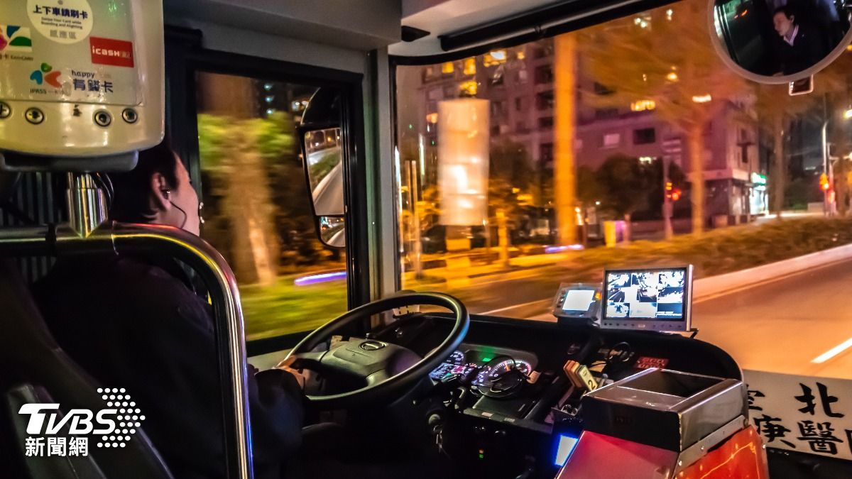 雨夜攔公車被無視!運將喊冤「真的看不見」 大推1招:全台司機感謝你