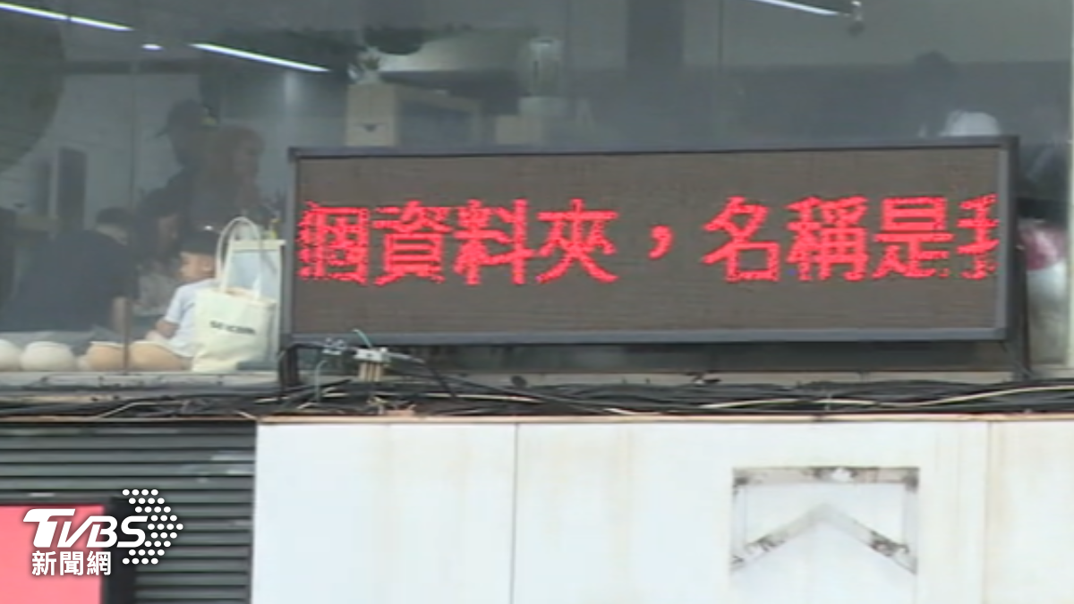 等紅燈也能追劇!路口跑馬「播懸疑小說」 網友隔空催更新