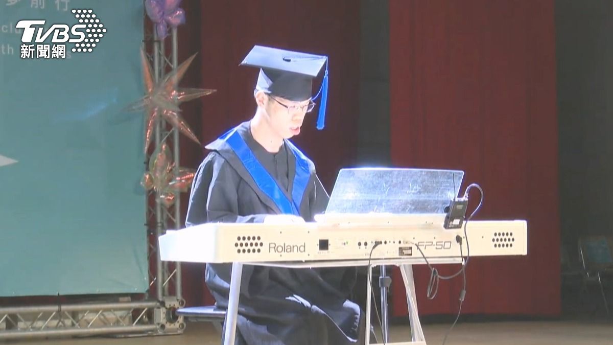 影音/手指拉扯仍苦練!腦麻生當上鋼琴社長 大學畢典獲頒生命勇士獎