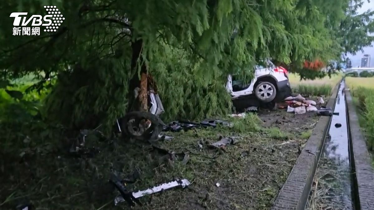 影音/宜蘭電動休旅車「飛50公尺」衝田裡! 89歲嬤不治