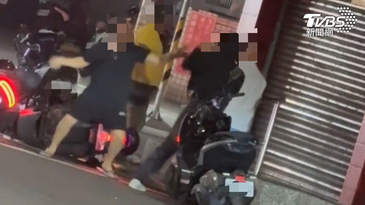 高雄深夜8人街頭混戰!7人「持安全帽互毆」5人受傷送醫