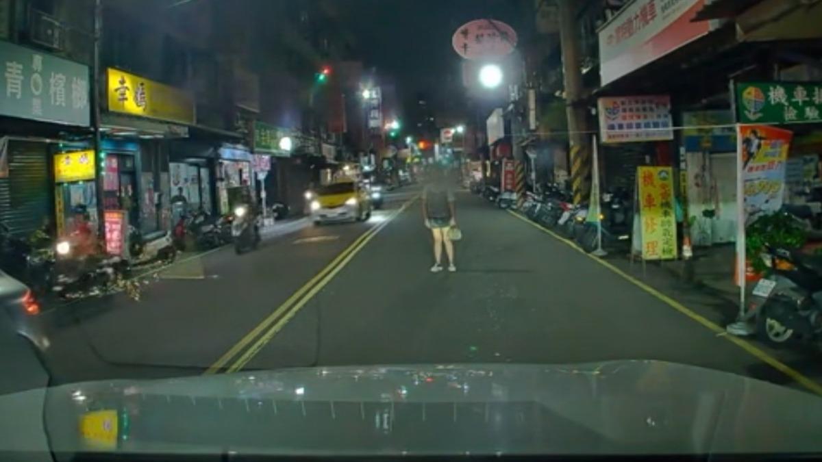 深夜女子站路中嗆「不想活了」!駕駛無奈被擋 說報警才肯走