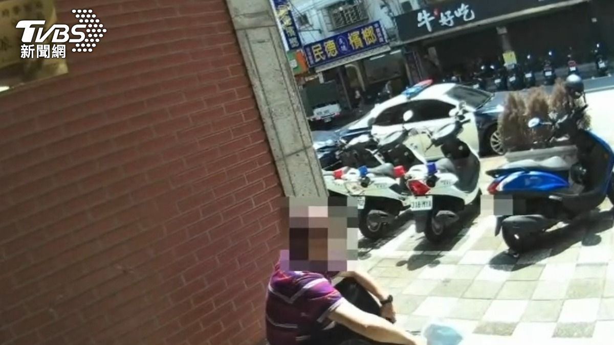 獨/無照騎士跨雙黃線被攔!聞「扣車」秒變臉 摔帽坐地怒罵警