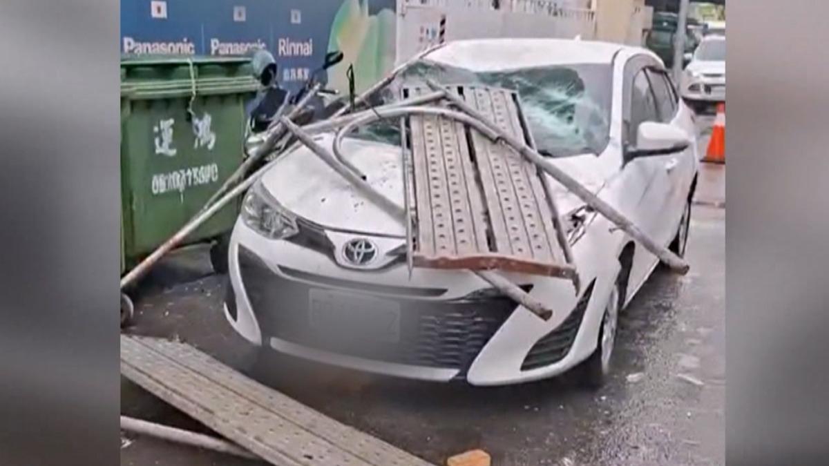 兒害鷹架掉落砸爛車 車主控:建商卸責不賠 工務局勒令停工