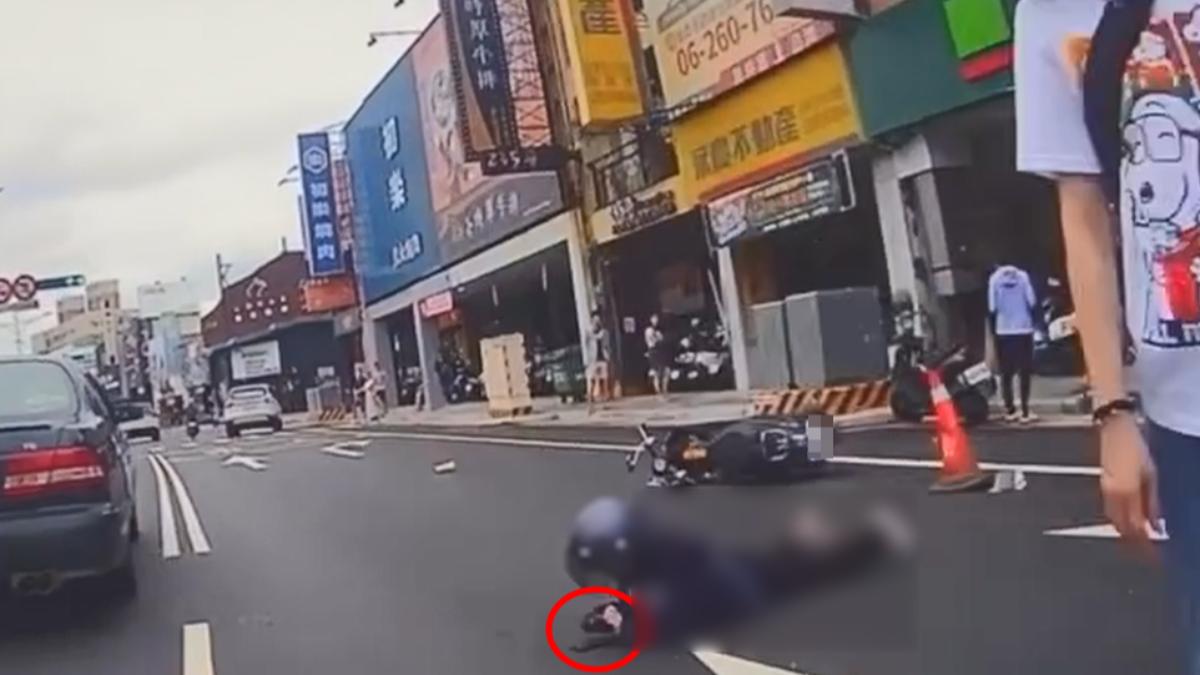 與汽車擦撞後倒地! 女騎士四肢傷「趴地板滑手機」