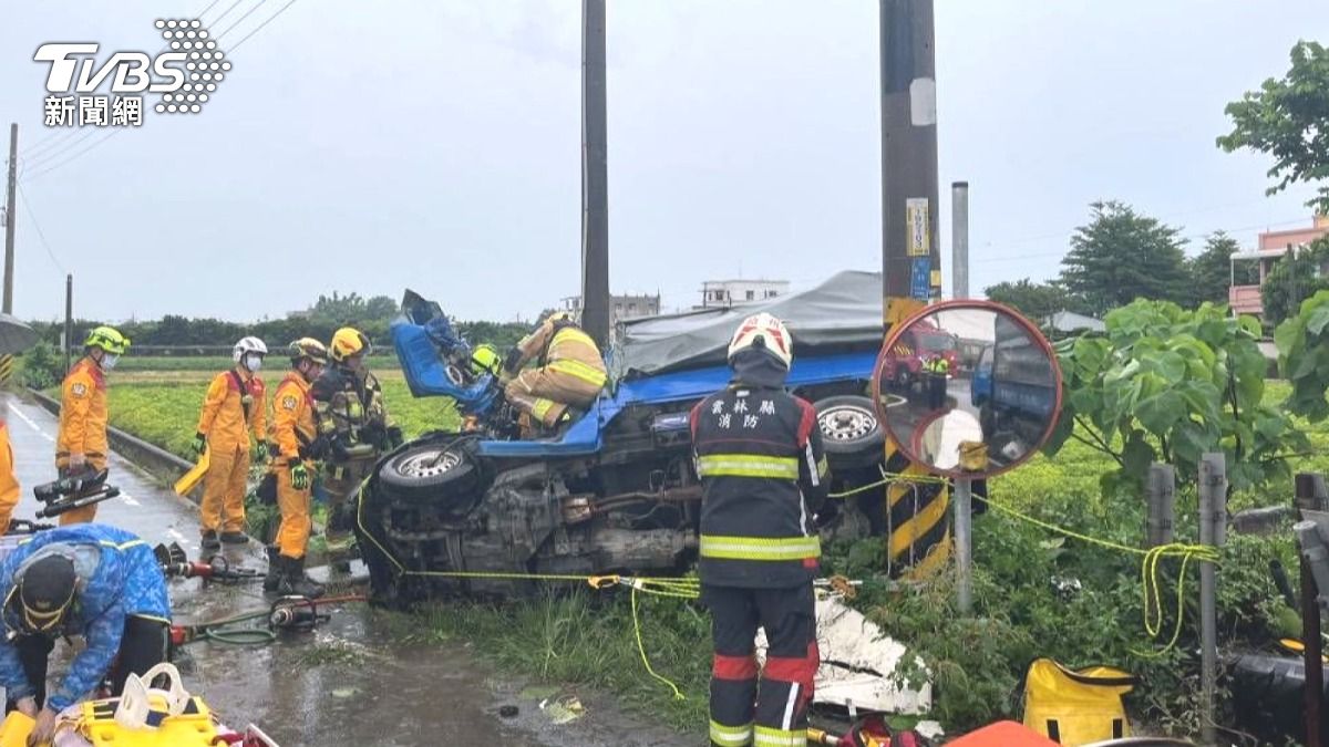 影音/雲林離奇車禍!小貨車連撞貨車、電桿 50歲駕駛傷重不治