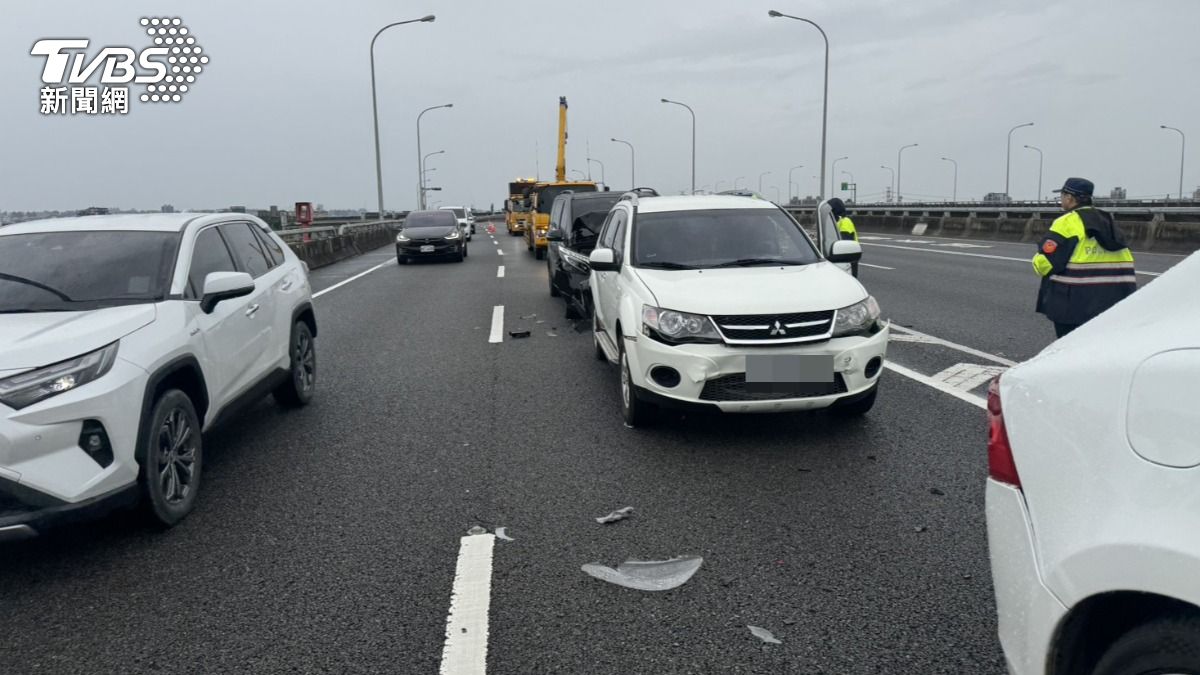 影音/五楊高架6車事故!駕駛恍神自撞護欄 後5車閃避不及釀追撞
