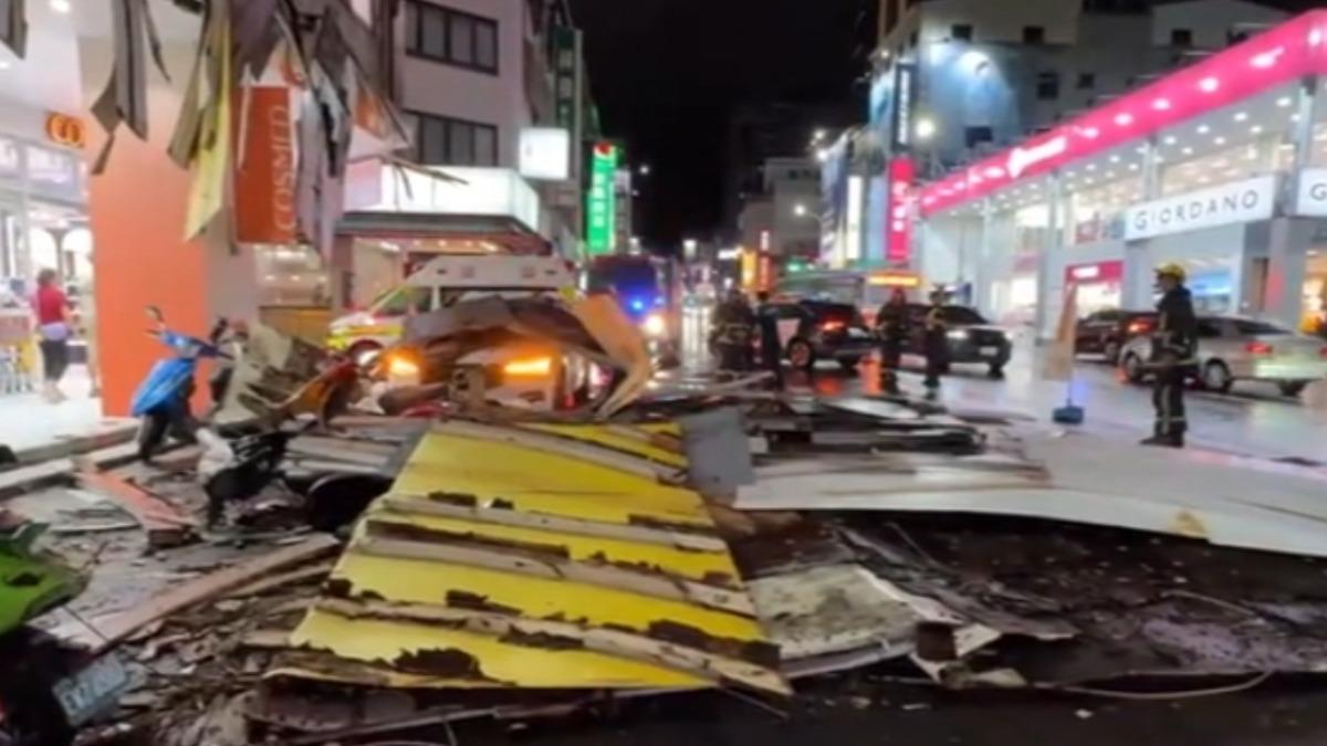 藥妝店「大招牌」突崩落砸中車! 乘客嚇壞