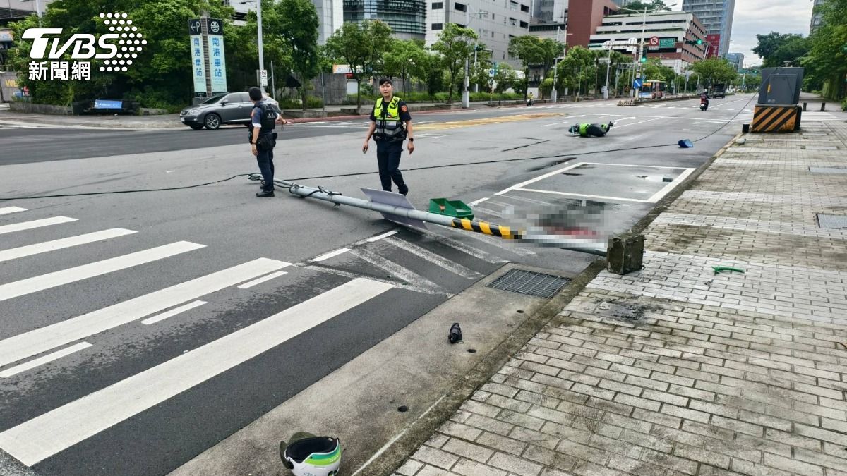 南港車站旁共享機車猛撞 號誌桿倒塌「重壓騎士命危」