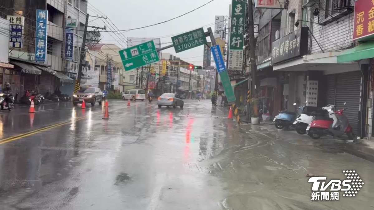 台南馬路「噴砂湧水」路基慘遭掏空大塌陷 路標桿搖搖欲墜