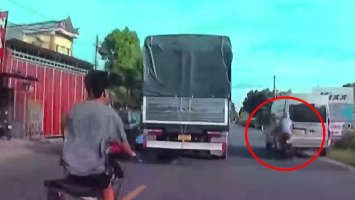 疑閃車失控!機車高速撞路邊廂型車 後座越南女遭輾斃
