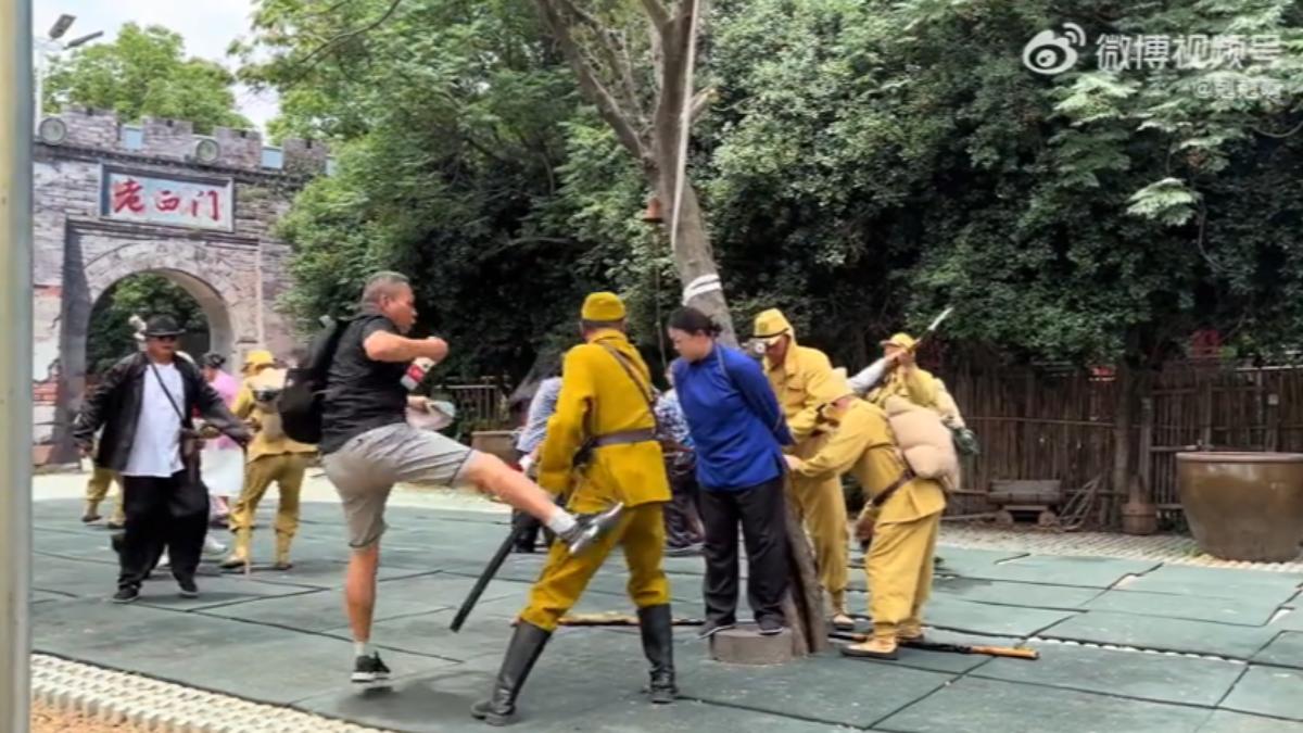 陸男看舞台劇「入戲太深」!衝上台暴打日軍演員 景區考慮加護欄
