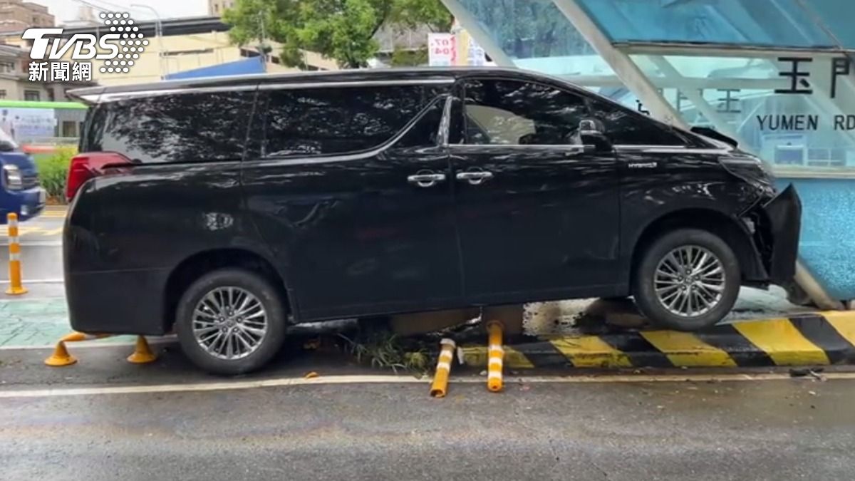 毒駕撞BRT站!25歲男開300萬休旅「車頭全毀」 唾液快篩露餡