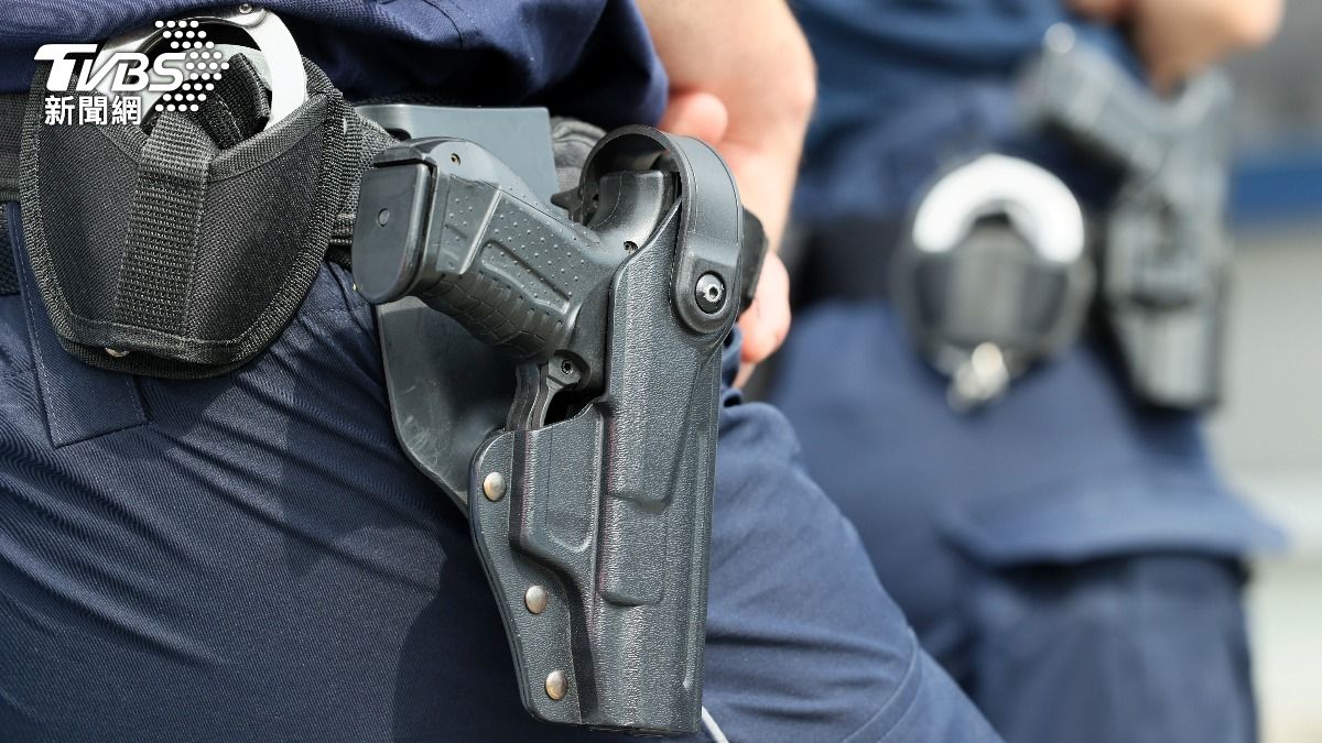 天兵警察「拔槍互瞄走火」!美同事當場中彈 滿手血軟倒畫面曝