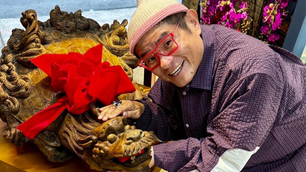 許效舜「半月板破裂」雙膝開刀! 昔後台崩潰痛哭「每半小時吞1顆止痛藥」