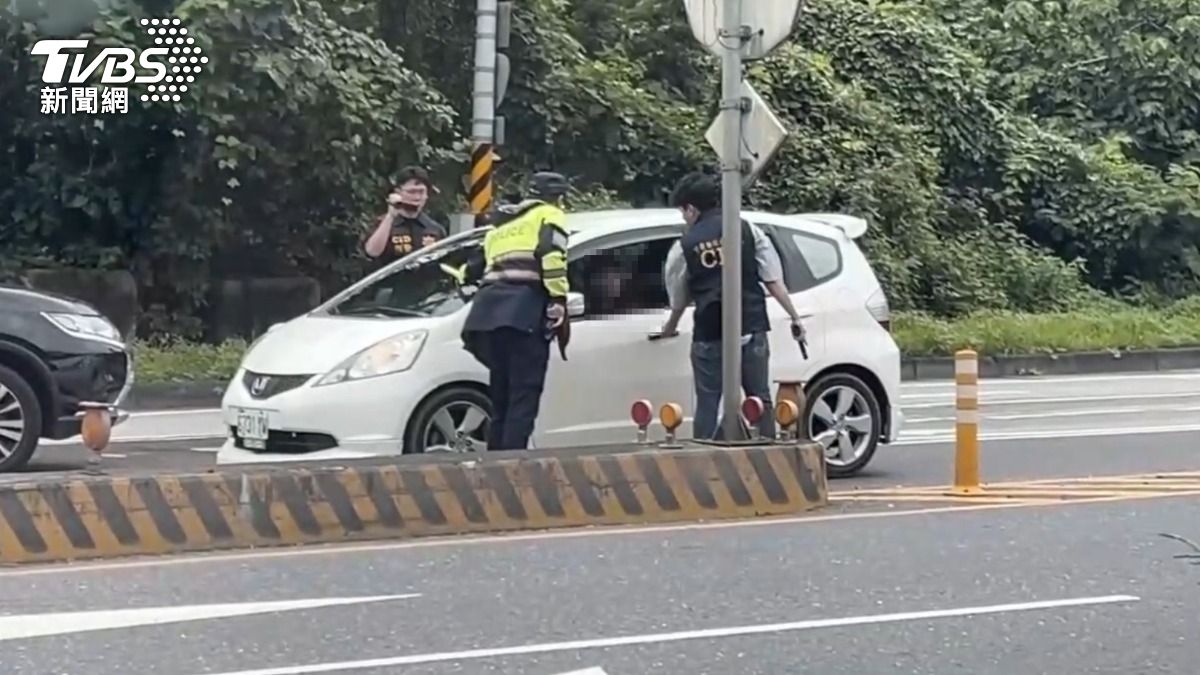 抓藥頭又逮毒駕!駕駛吸「喪屍煙彈」仍上路 快篩秒露餡